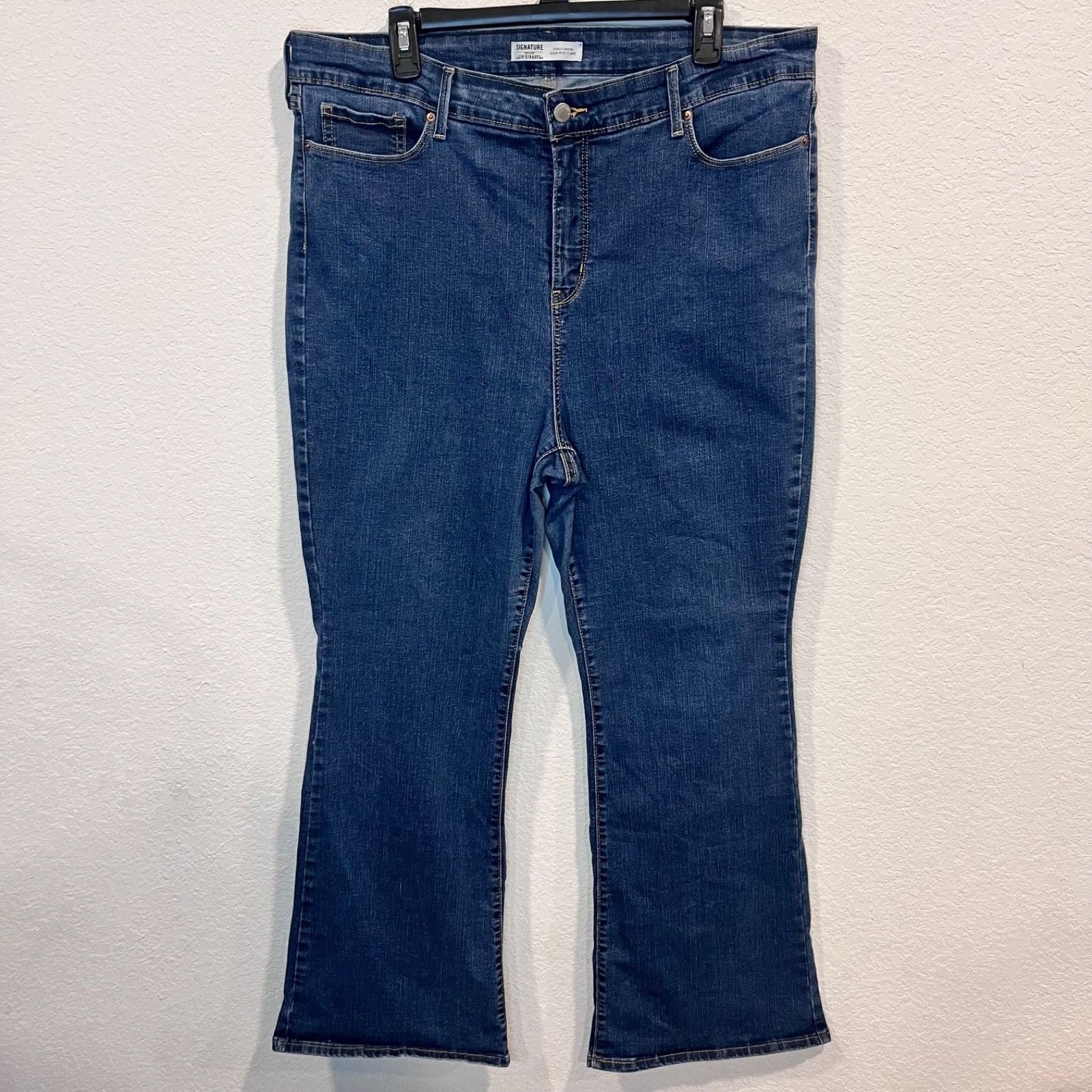 Signature Levi Strauss Flare High-Rise Light Wash Denim Women’s Size 18 W34x30l